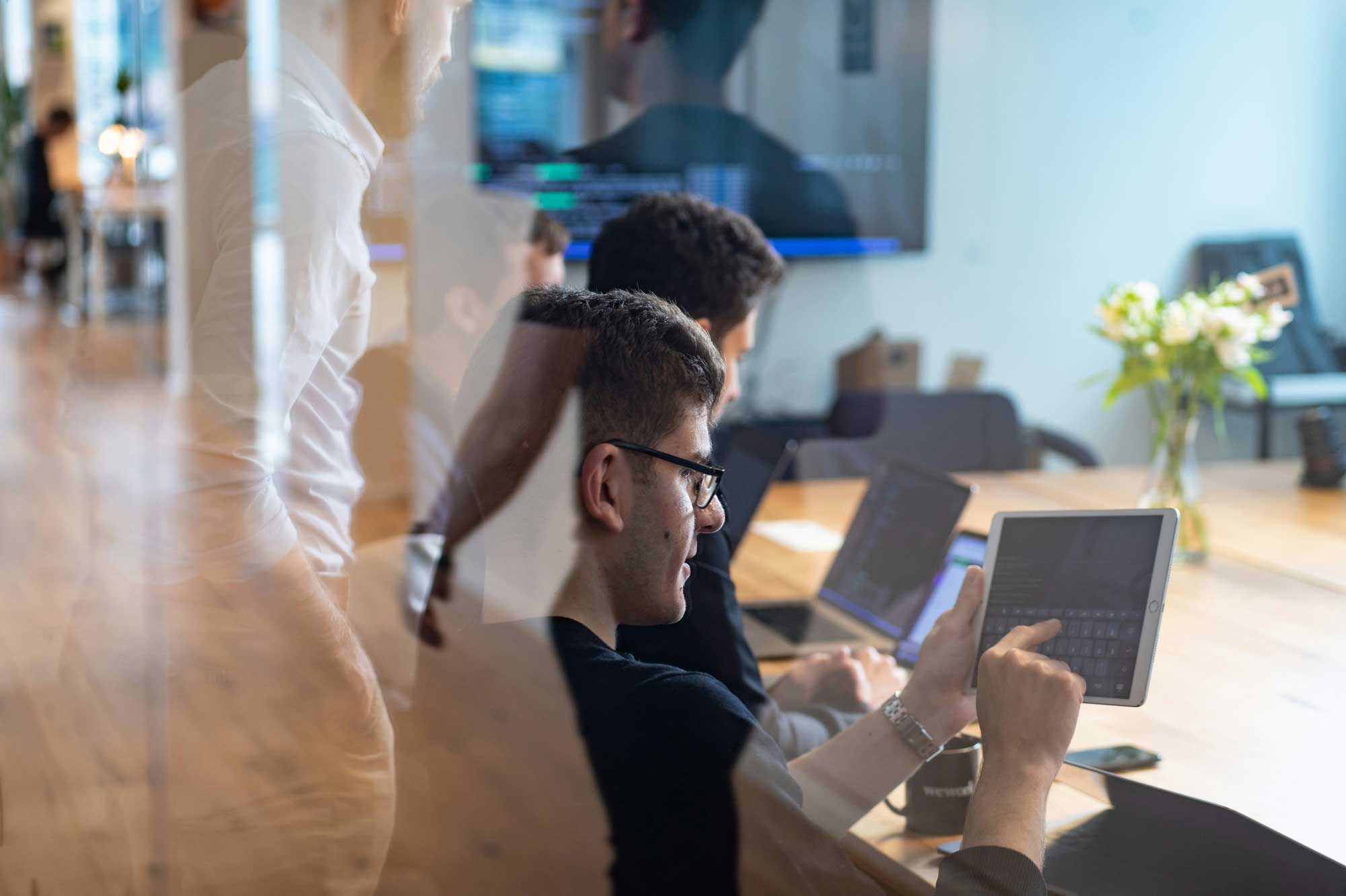 Avensus team werkt samen aan een cryptografisch vraagstuk